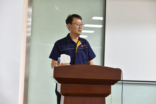 会议由行政人事总监陈新胜主持.金潮新材总