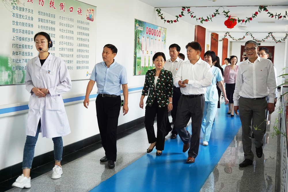 政协主席朱秀香莅临金潮调研 市领导郝永平,王建春,公司董事长傅永宽